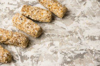 Hafif arka planda şekersiz nefis ev yapımı enerji barları. Diyet ve sağlıklı yeme konsepti