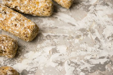 Hafif arka planda şekersiz nefis ev yapımı enerji barları. Diyet ve sağlıklı yeme konsepti