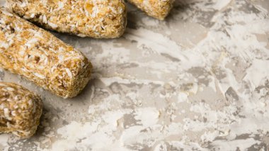 Hafif arka planda şekersiz nefis ev yapımı enerji barları. Diyet ve sağlıklı yeme konsepti