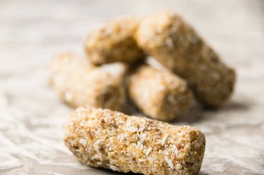 Hafif arka planda şekersiz nefis ev yapımı enerji barları. Diyet ve sağlıklı yeme konsepti