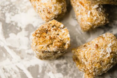 Hafif arka planda şekersiz nefis ev yapımı enerji barları. Diyet ve sağlıklı yeme konsepti