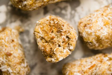 Hafif arka planda şekersiz nefis ev yapımı enerji barları. Diyet ve sağlıklı yeme konsepti