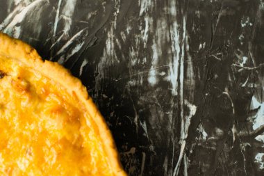 Flatlay, koyu arka planda tavuk ve peynirli lezzetli Fransız kiş turtası, metin ve fotokopi alanı için yer. Yemek blogu konsepti, tarif yazımı