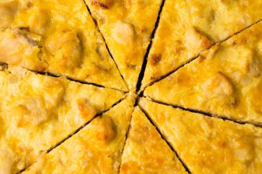 Flatlay, tavuk ve peynirli nefis kiş turtası, yakın plan. Yemek blogu konsepti, tarif yazımı