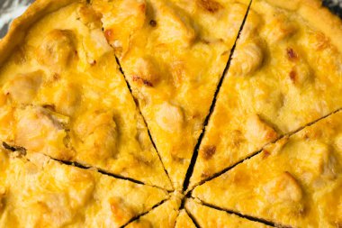 Flatlay, tavuk ve peynirli nefis kiş turtası, yakın plan. Yemek blogu konsepti, tarif yazımı