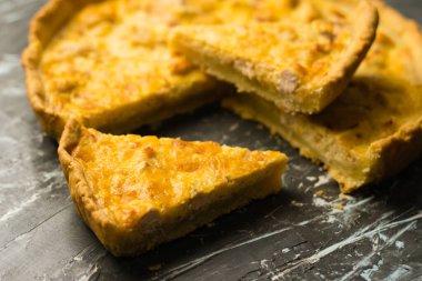 Tavuklu ve peynirli nefis Fransız kiş turtası, metin ve fotokopi alanı olan karanlık bir arka planda. Gıda blogu kavramı, yazma tarifleri.