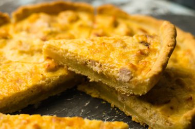 Tavuklu ve peynirli nefis Fransız kiş turtası, metin ve fotokopi alanı olan karanlık bir arka planda. Gıda blogu kavramı, yazma tarifleri.