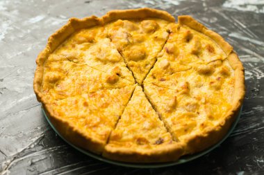 Tavuklu ve peynirli nefis Fransız kiş turtası, metin ve fotokopi alanı olan karanlık bir arka planda. Gıda blogu kavramı, yazma tarifleri.