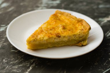 Beyaz tabakta tavuk, peynir ve kremayla birlikte nefis açık turtalı kiş, kopyalama alanı. Yemek blogu konsepti, tarif yazımı