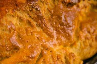 Taze pişmiş ekmek, tereyağı ve süt aroması.