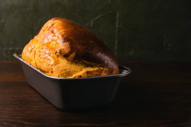 Fırından yeni çıkmış, ekmek tepsisindeki tatlı çörekler. Lezzetli ev yapımı hamur işleri..