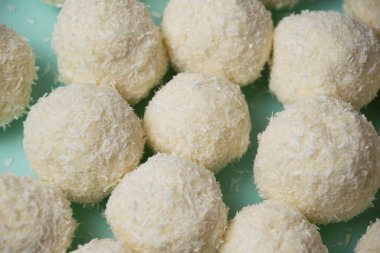 Bademli ve hindistan cevizli lezzetli ev yapımı şekerler. Hafif arkaplanda yakın plan şekerler.