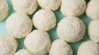 Bademli ve hindistan cevizli lezzetli ev yapımı şekerler. Hafif arkaplanda yakın plan şekerler.