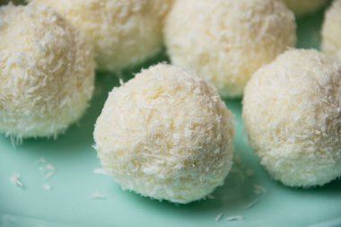 Bademli ve hindistan cevizli lezzetli ev yapımı şekerler. Hafif arkaplanda yakın plan şekerler.