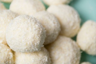 Bademli ve hindistan cevizli lezzetli ev yapımı şekerler. Hafif arkaplanda yakın plan şekerler.