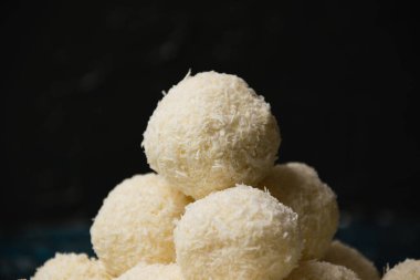 Lezzetli ve nefis şekerler badem ve hindistan cevizi gevrekleri ile. Lezzetli ev yemekleri kavramı.