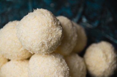 Lezzetli ve nefis şekerler badem ve hindistan cevizi gevrekleri ile. Lezzetli ev yemekleri kavramı.