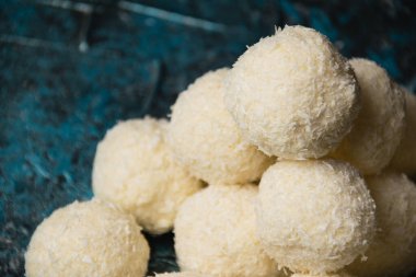 Lezzetli ve nefis şekerler badem ve hindistan cevizi gevrekleri ile. Lezzetli ev yemekleri kavramı.