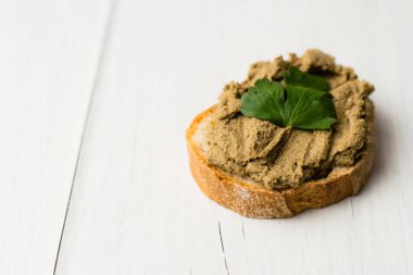 Sağlıklı yemek, lezzetli sığır ciğeri baget ekmeği ve hafif bir masada çıtır ekmek..