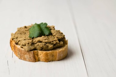 Sağlıklı yemek, lezzetli sığır ciğeri baget ekmeği ve hafif bir masada çıtır ekmek..