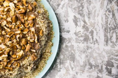 Hafif arka planda kremalı, fıstıklı ve cevizli nefis ev yapımı kek. Doğal ev yapımı pişirme kavramı.