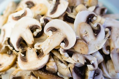 Taze şampiyon mantarları dilimlenmiş makrolar..