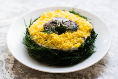 Şampiyon mantarlı, yumurtalı, konserve yeşil bezelyeli, mayonezli ve dereotlu nefis bir tatil salatası.