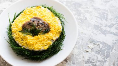 Şampiyon mantarlı, yumurtalı, konserve yeşil bezelyeli, mayonezli ve dereotlu nefis bir tatil salatası.