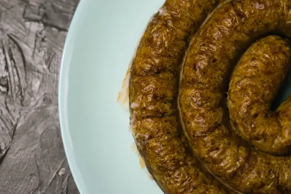 Lezzetli ev yapımı sosis, karanlık bir arka planda, ailede Paskalya kutlaması için hazırlanıyor..