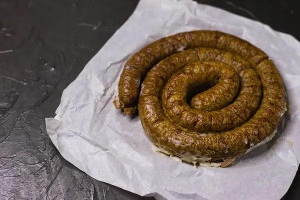 Lezzetli ev yapımı sosis, koyu bir arka planda yapışmamış sosis, ailenle Paskalya 'yı kutlamaya hazırlanıyor.