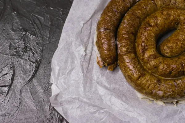 Lezzetli ev yapımı sosis, koyu bir arka planda yapışmamış sosis, ailenle Paskalya 'yı kutlamaya hazırlanıyor.