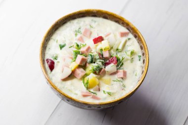 Lezzetli bir Ukrayna mutfağı okroshka. Soğuk kvass çorbası.