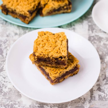Elma reçelli nefis ev yapımı turta. Aperatif rendelenmiş turta dilimleri ve beyaz bir tabakta reçel..