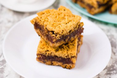 Elma reçelli nefis ev yapımı turta. Aperatif rendelenmiş turta dilimleri ve beyaz bir tabakta reçel..