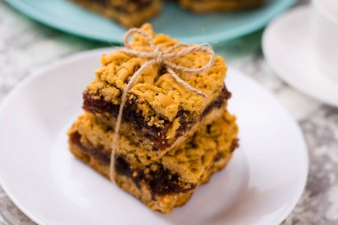 Elma reçelli nefis ev yapımı turta. Aperatif rendelenmiş turta dilimleri ve beyaz bir tabakta reçel..