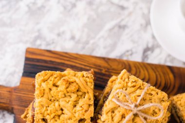 Elma reçelli nefis ev yapımı turta. Aperatif rendelenmiş turta dilimleri ahşap bir tahtada reçel ve beyaz bir fincanda kahve.