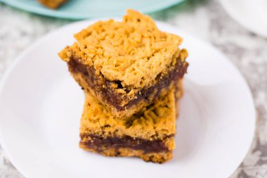 Elma reçelli nefis ev yapımı turta. Aperatif rendelenmiş turta dilimleri ve beyaz bir tabakta reçel..