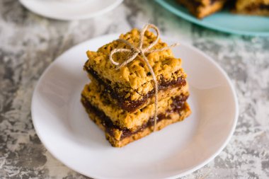 Elma reçelli nefis ev yapımı turta. Aperatif rendelenmiş turta dilimleri ve beyaz bir tabakta reçel..