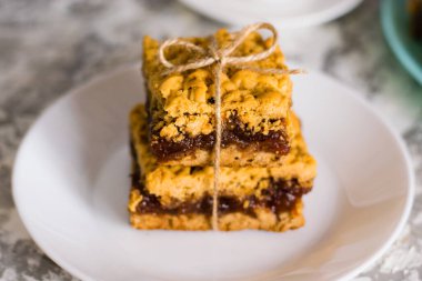 Elma reçelli nefis ev yapımı turta. Aperatif rendelenmiş turta dilimleri ve beyaz bir tabakta reçel..