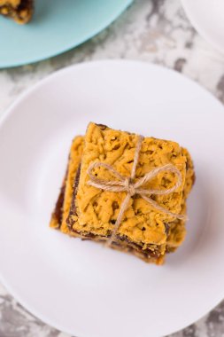 Elma reçelli nefis ev yapımı turta. Aperatif rendelenmiş turta dilimleri ve beyaz bir tabakta reçel..