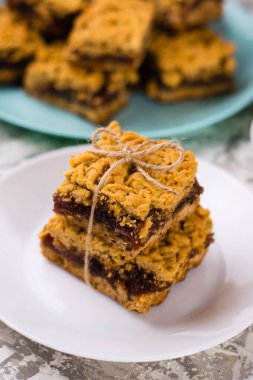 Elma reçelli nefis ev yapımı turta. Aperatif rendelenmiş turta parçaları, beyaz bir tabakta reçel, arka planda bir sürü çıtır turta..