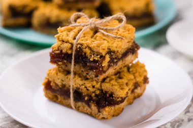 Elma reçelli nefis ev yapımı turta. Aperatif rendelenmiş turta parçaları, beyaz bir tabakta reçel, arka planda bir sürü çıtır turta..