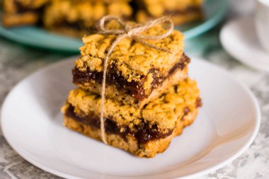 Elma reçelli nefis ev yapımı turta. Aperatif rendelenmiş turta parçaları, beyaz bir tabakta reçel, arka planda bir sürü çıtır turta..