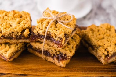 Elma reçelli nefis ev yapımı turta. Aperatif rendelenmiş turta dilimleri ahşap bir tahtada reçel ve beyaz bir fincanda kahve.