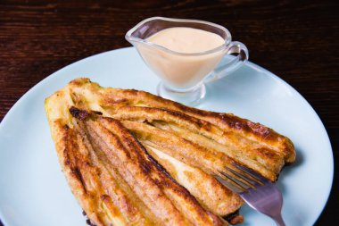 Lezzetli kızarmış kabak aromalı ekşi krema soslu sarımsak.