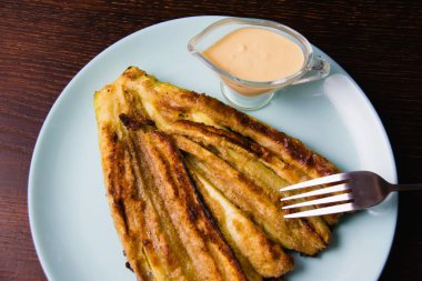 Lezzetli kızarmış kabak aromalı ekşi krema soslu sarımsak.