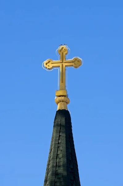 Концептуальная Фотография Креста Вершине Шпиля Установленного Против Голубого Неба Севере — стоковое фото
