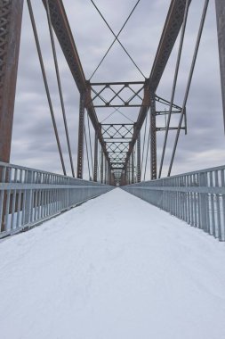 Kuzey Idaho 'daki eski bir köprüde karla kaplı bir yürüyüş yolu..