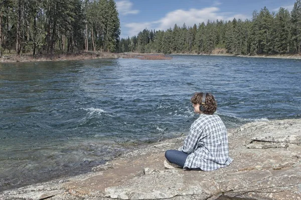 Młoda Kobieta Siedzi Nad Rzeką Spokane Post Falls Idaho Relaksuje — Zdjęcie stockowe