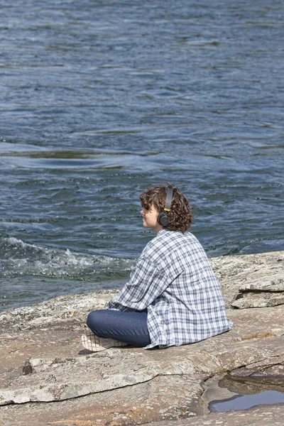 Eine Junge Frau Sitzt Spokane River Post Falls Idaho Entspannt — Stockfoto